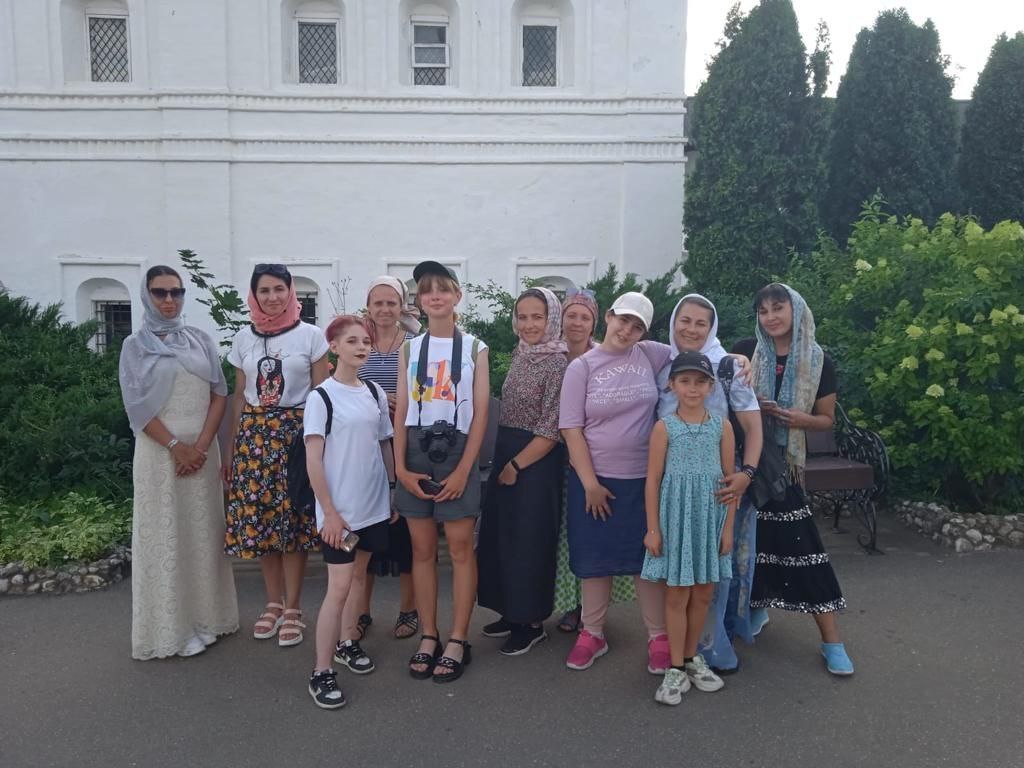 У стен Боровского монастыря